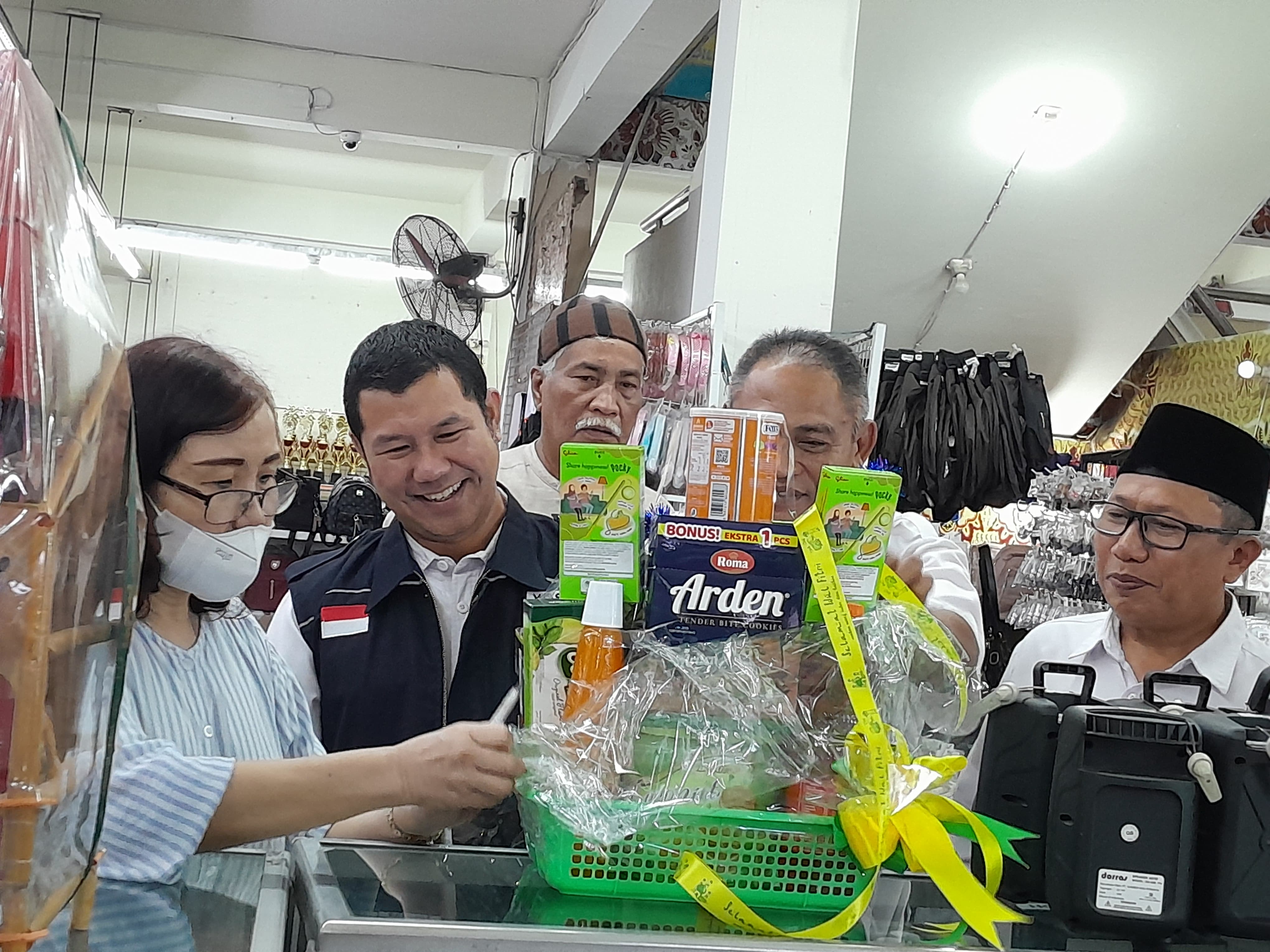 PERIKSA PARSEL: Kepala BBPOM Mataram Yosef Dwi Irwan (dua kiri) bersama tim saat memeriksa parsel di salah satu supermarket Lombok Timur, beberapa waktu lalu. (IST/LOMBOK POST)
