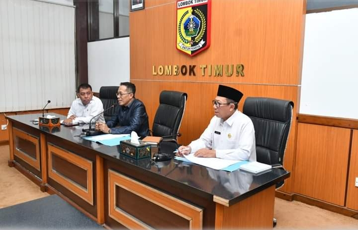 RAKOR: Pj Bupati Lotim H M Juaini Taofik saat mengikuti rakor capain retribusi pasar triwulan I 2024, belum lama ini. (FOTO: PKP LOTIM )