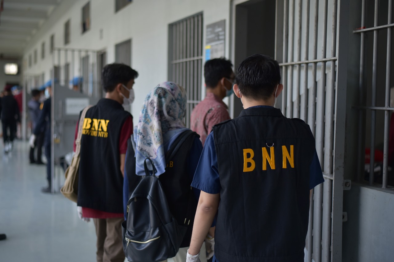 Lapas Kelas IIA Lobar menggandeng TNI-Polri dan BNN NTB melakukan razia, Jumat (5/4).