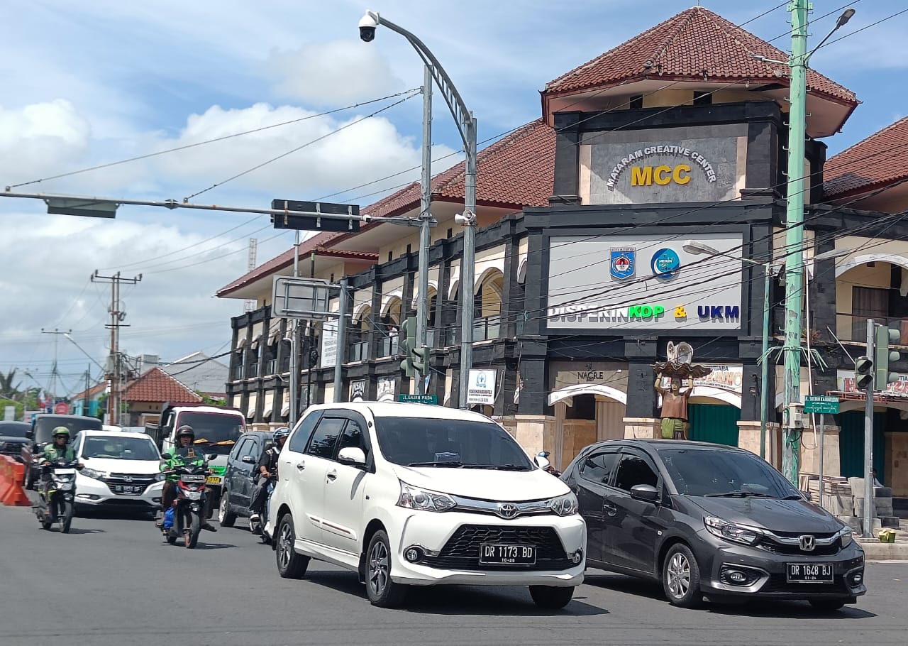 STRATEGIS: Kendaraan padat melintas di depan MCC Kota Mataram.