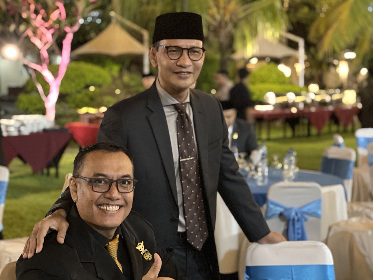 SENYUM: Ketua DPD Partai Golkar Kota Mataram H Mohan Roliskana bersama politisi Demokrat I Gusti Bagus Hari Sudana Putra.