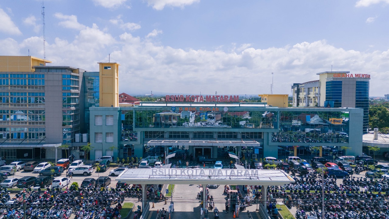 KEBANGGAAN KOTA: Tampak dari depan gedung RSUD Kota Mataram,&nbsp;Kamis (4/4). (FOTO: IVAN/LOMBOK POST)