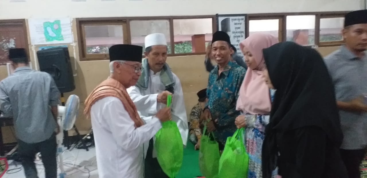 BERBAGI: Kepala MAN Lobar H Abdul Azis Faradi menyalurkan sembako saat kegiatan Nuzulul Quran di madrasah setempat, Rabu (3/4) lalu.(MAN LOBAR FOR LOMBOK POST)