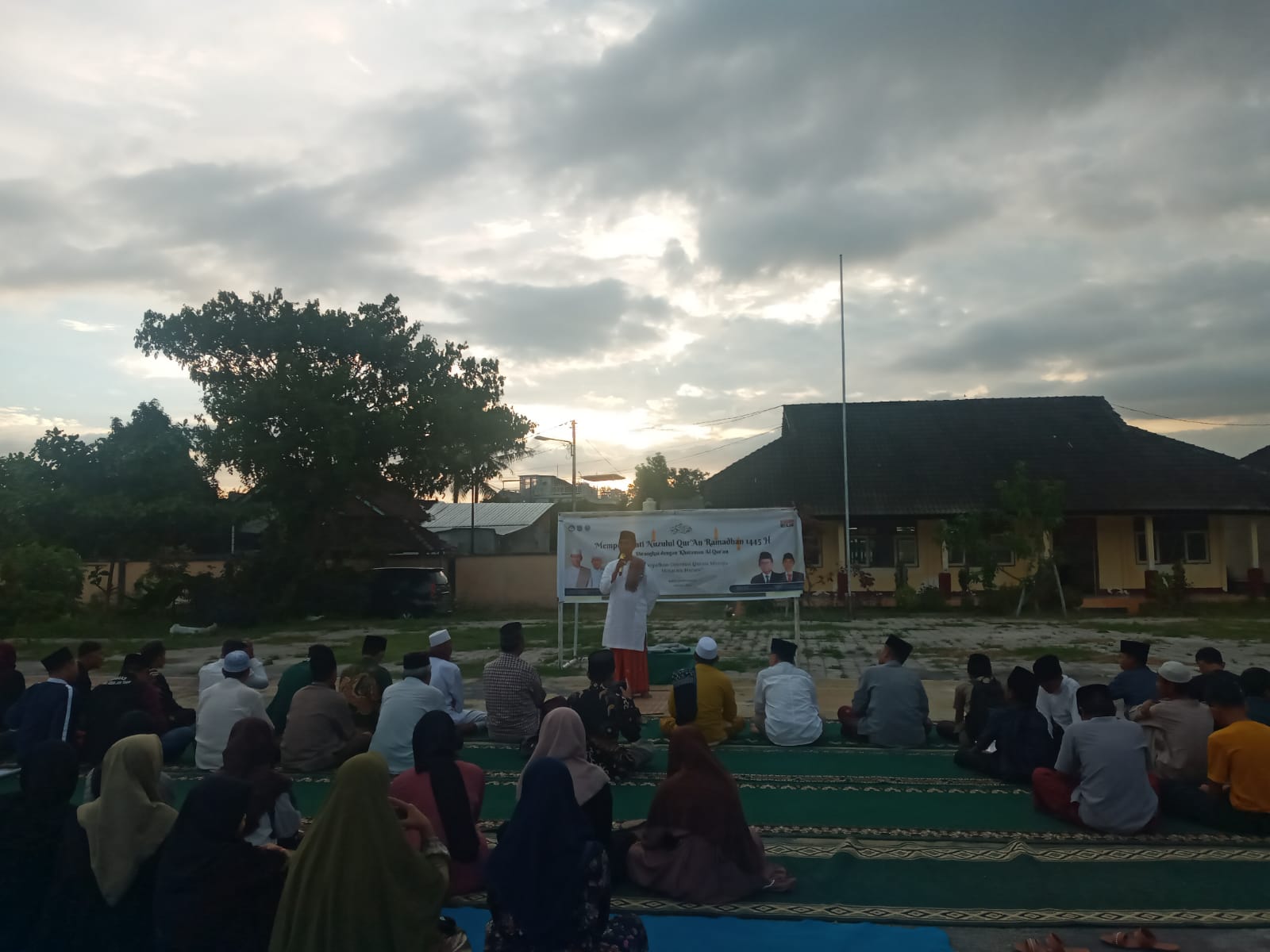 NUZULUL QURAN: Kepala SMPN 23 Mataram Achmad Jauhari (berdiri) pada acara Nuzulul Quran di sekolah setempat, Rabu (3/4) lalu. (ROJAI/LOMBOK POST)