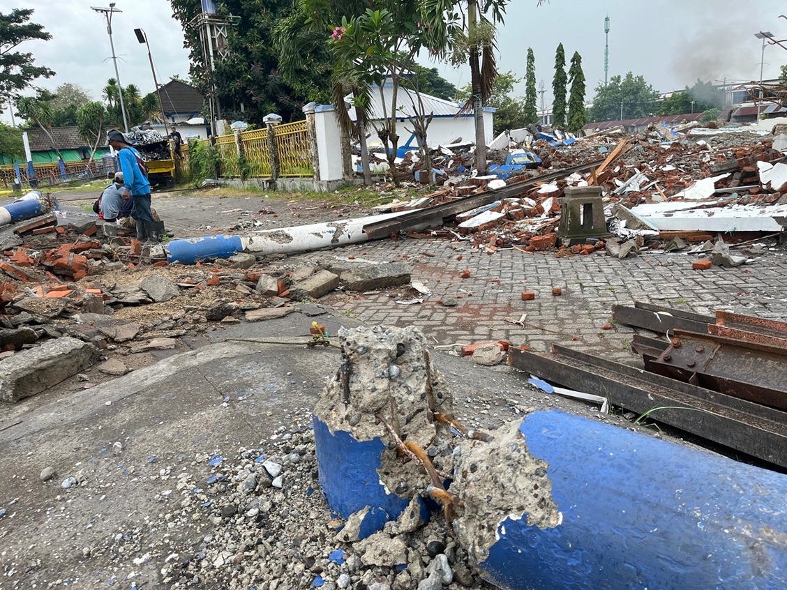 TINGGAL PUING: Pembongkaran total terminal tipe A Mandalika, dilakukan untuk kepentingan revitalisasi total oleh Kemenhub yang akan berlangsung tahun ini. (FOTO: YUYUN/LOMBOK POST)