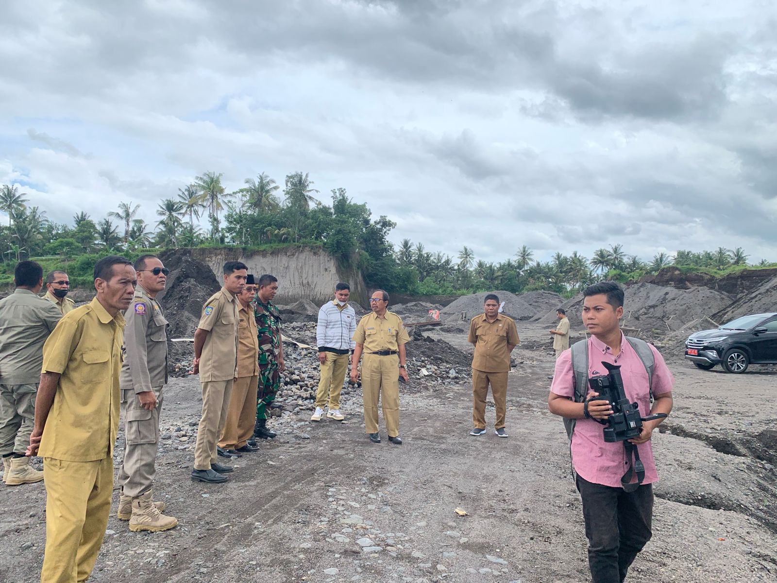 DATANGI: Bapenda Lotim dan petugas Kepolisian dan Satpol-PP Lotim saat mendatangi pemilik tambang galian C di Kecamatan Lenek, Jumat (5/4). (FOTO: SUPARDI/LOMBOK POST)