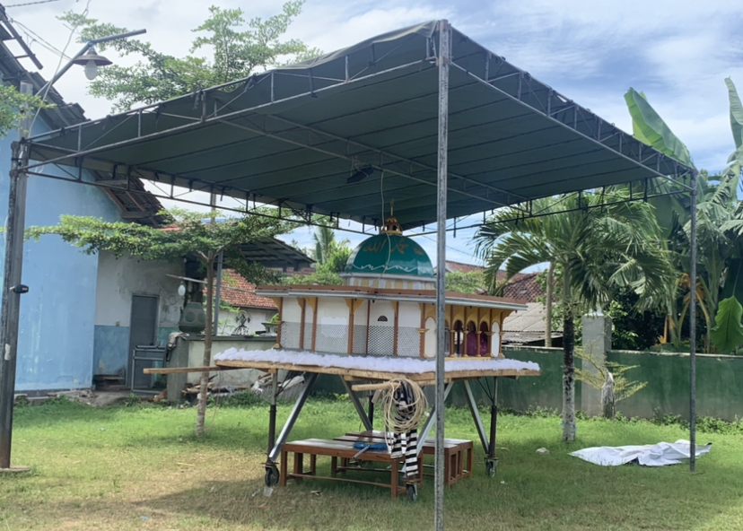 MINIATUR: Masyarakat menyiapkan miniatur masjid untuk diarak saat pawai takbiran di Lombok Barat. (FOTO: CHIA/LOMBOK POST&nbsp;)
