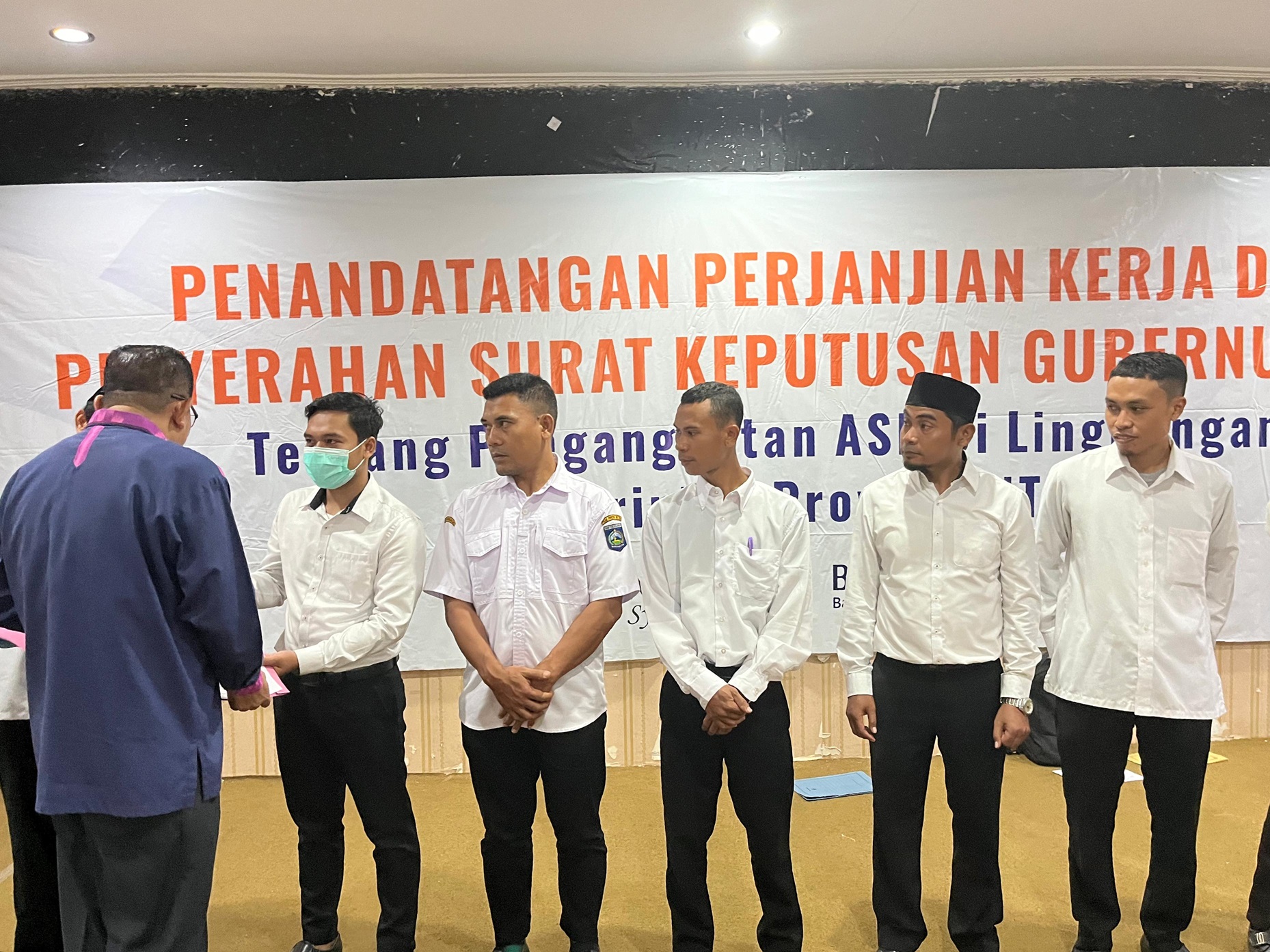 HARUS BERINOVASI: Mereka yang lolos seleksi PPPK, sebelum menerima SK pengangkatan, terlebih dulu mendengarkan nasehat oleh Kepala BKD NTB Muhammad Nasir. (FOTO: YUYUN/LOMBOK POST)