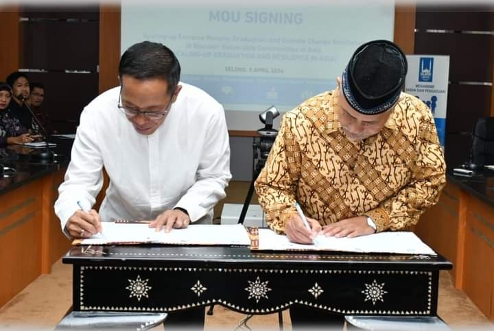 TANDATANGAN: Pj Bupati Lotim H M Juaini Taofik saat menandatangani kesepakatan bersama Yayasan Islamic Relief Indonesia. (FOTO: PKP LOTIM)