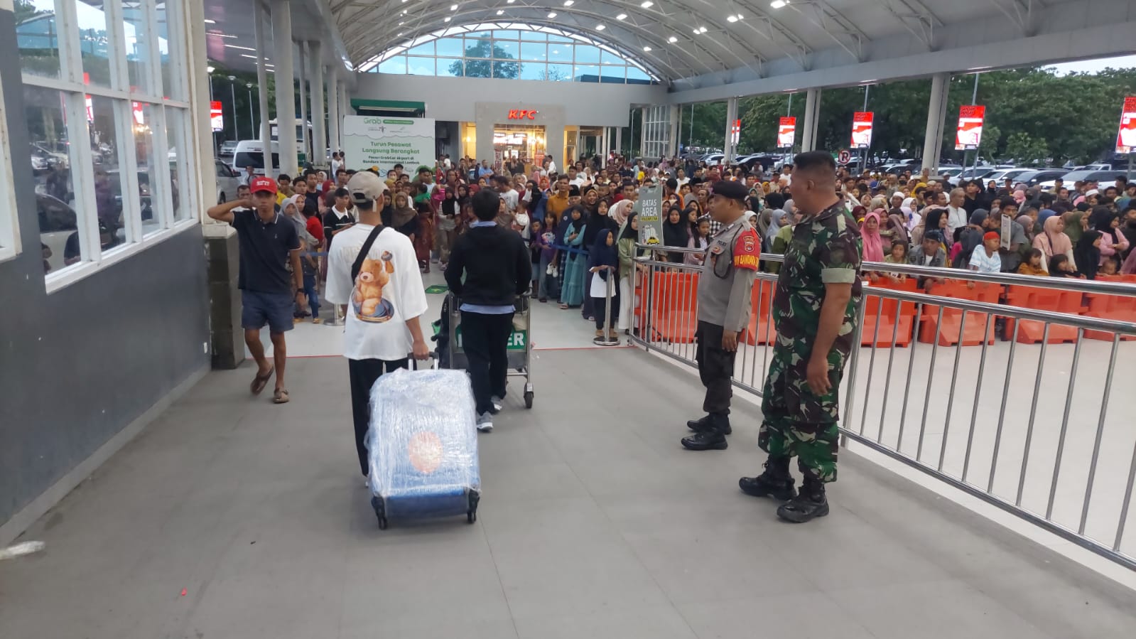 Polres Loteng antisipasi maraknya kehadiran para calo tiket dan preman di terminal keberangkatan dan kedatangan Bandara Lombok.