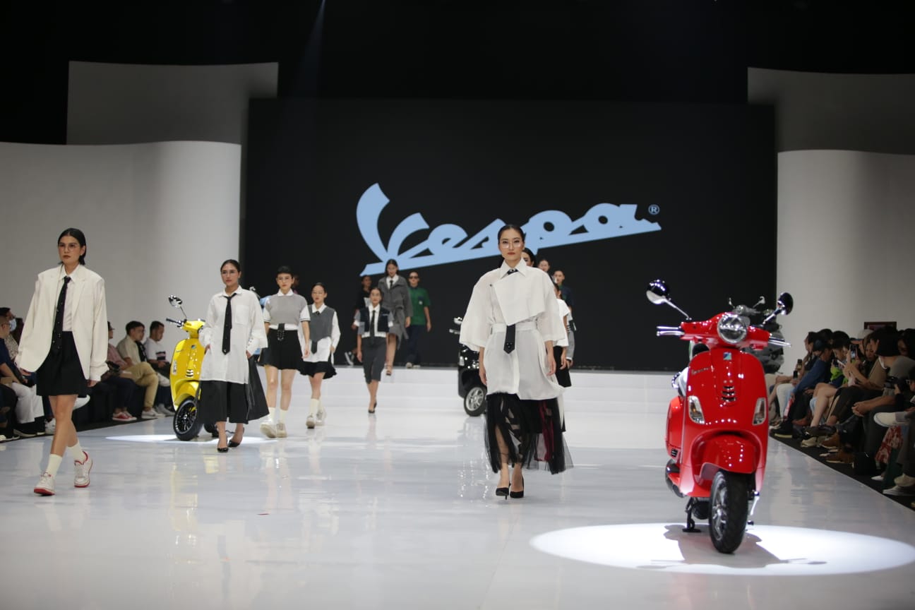 Vespa turut ambil bagian dalam pagelaran Indonesia Fashion Week 2024 pada 28 Maret lalu.