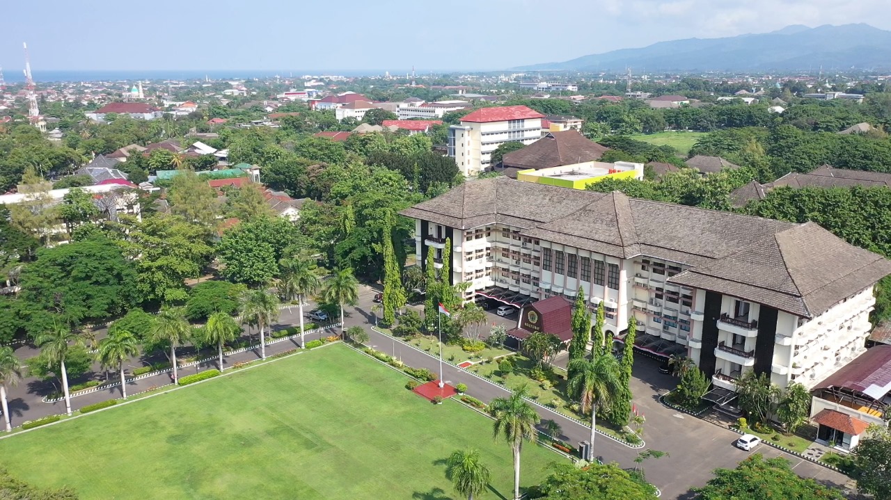 ASRI: Lingkungan kampus Unram terlihat asri dari atas. (HUMAS UNRAM FOR LOMBOK POST)