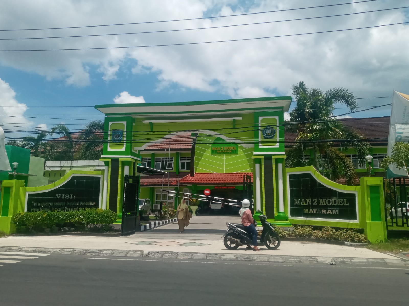 MEMBANGGAKAN: Seorang siswi MAN 2 Mataram berjalan keluar di madrasah setempat, belum lama ini. (ROJAI/LOMBOK POST)