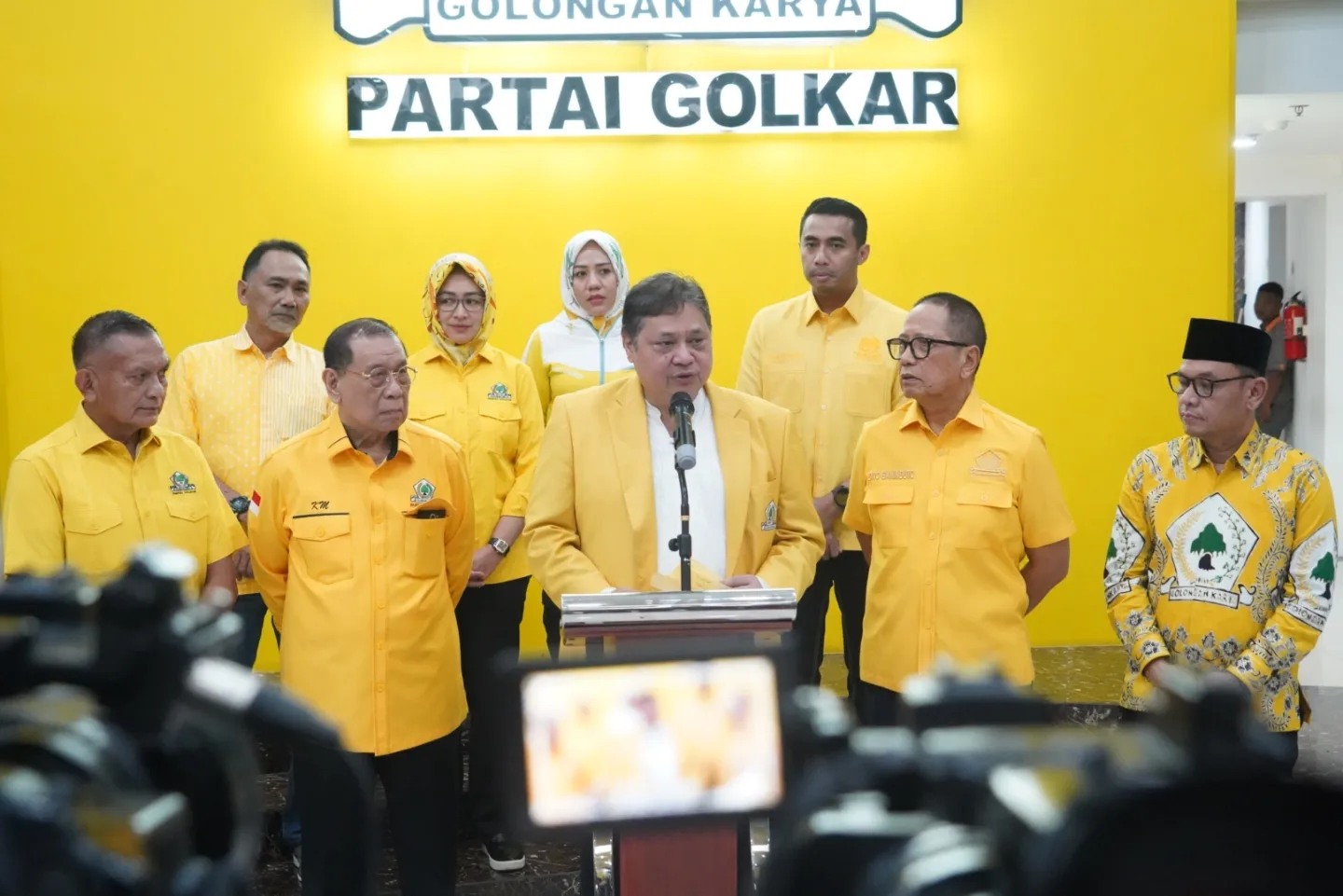 Ketua Umum Golkar Airlangga Hartarto, usai Silaturahmi dan Pengarahan kepada Bakal Calon Kepala Daerah di DPP Golkar di Jakarta Sabtu (6/4)