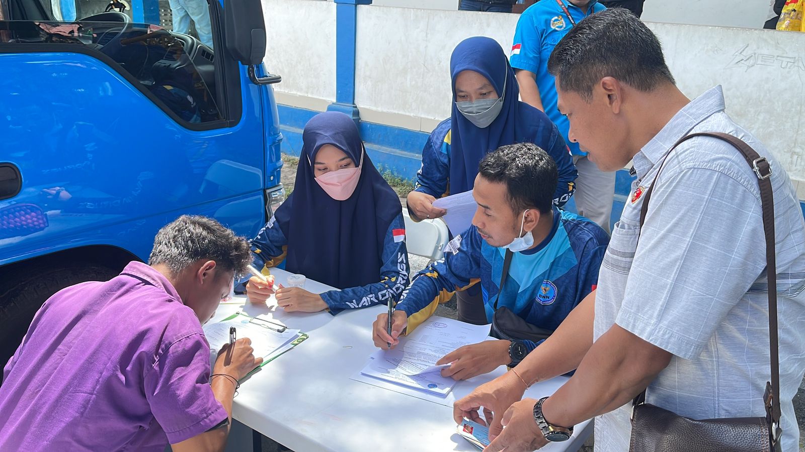 HARUS STERIL: Para sopir dan kenek bus di Terminal Mandalika tes urine untuk memastikan mereka bebas dari narkoba dan miras, Minggu (7/4).