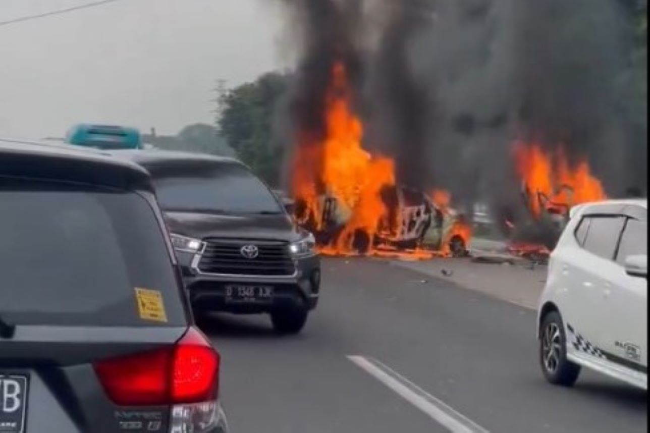 Kecelakaan di lajur contraflow Tol Jakarta-Cikampek KM 58 polisi mengidentifikasi korban  berjumlah 13 orang Senin (8/4).