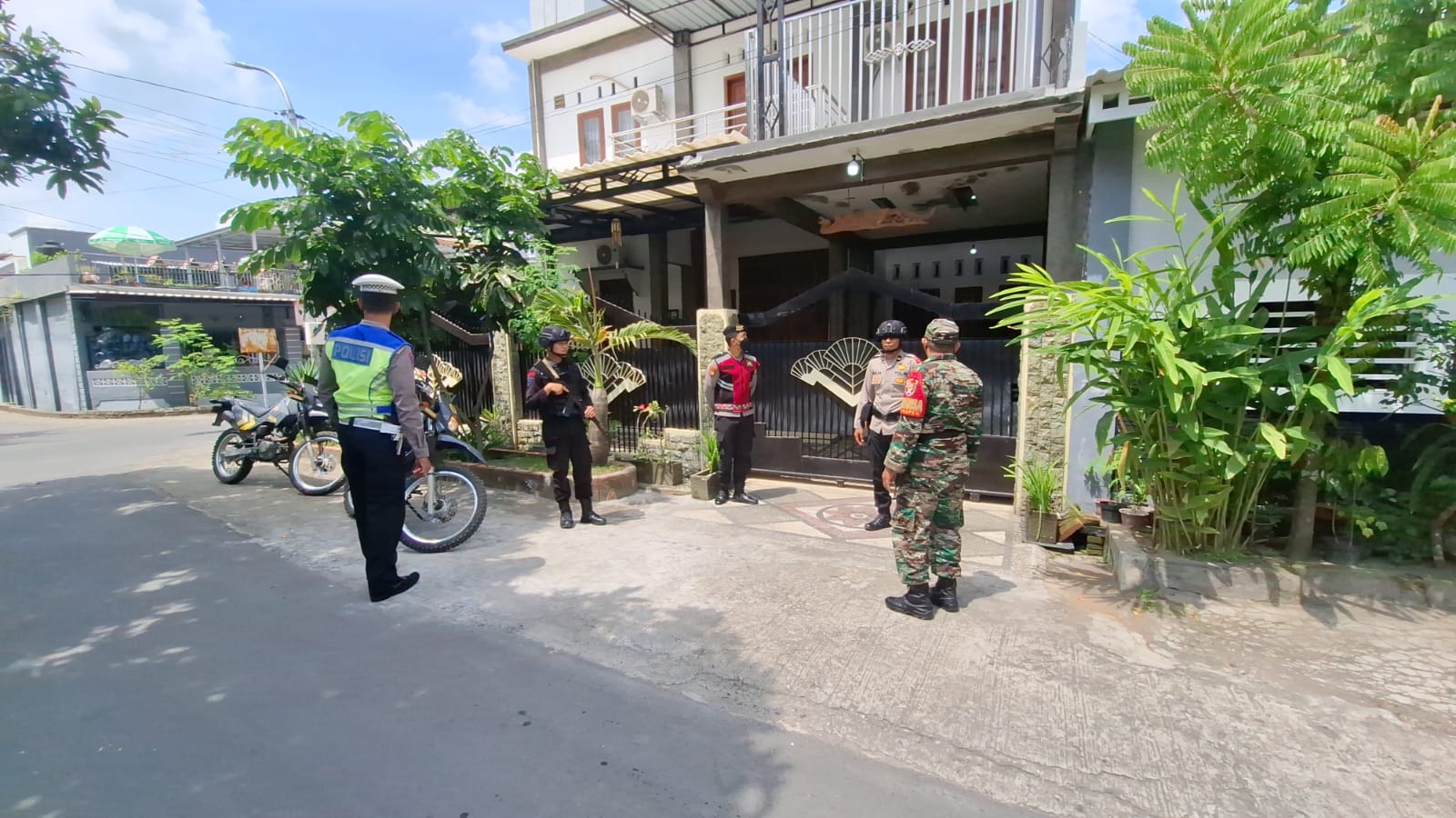 TINGKATKAN KEAMANAN: Jajaran petugas TNI/Polri menggelar patroli terhadap rumah-rumah kosong yang ditinggal pemudik di Kota Praya, Selasa (9/4).