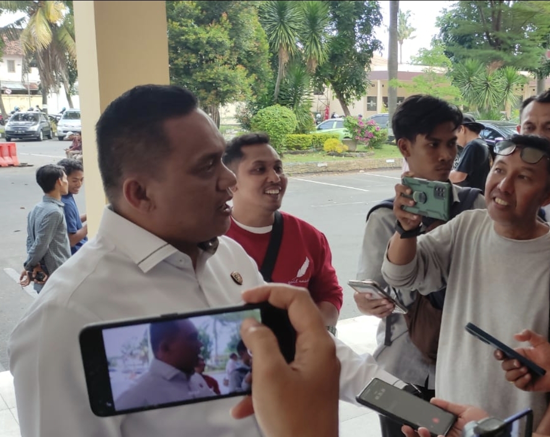 Dirreskrimsus Polda NTB Kombespol Nasrun Pasaribu (kiri) memberikan keterangan pada wartawan.