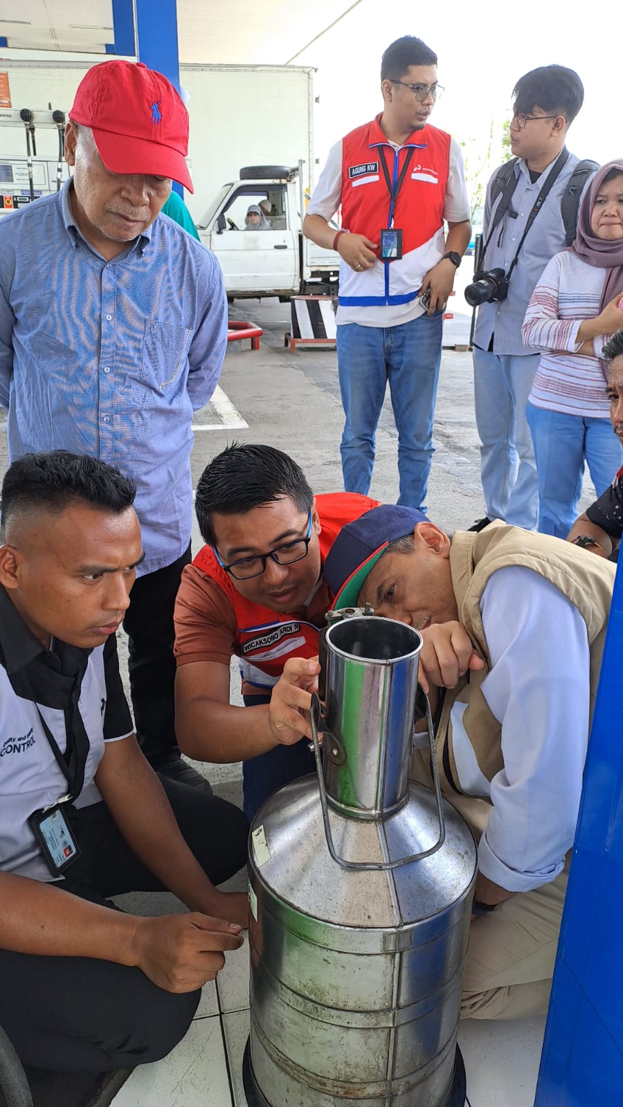 PENGECEKAN: Tim dari Pertamina Patra Niaga Jatimbalinus bersama BPH Migas dan Dinas ESDM NTB memeriksa sarfas yang digunakan salah satu SPBU yang ditinjau pada Minggu (7/4).