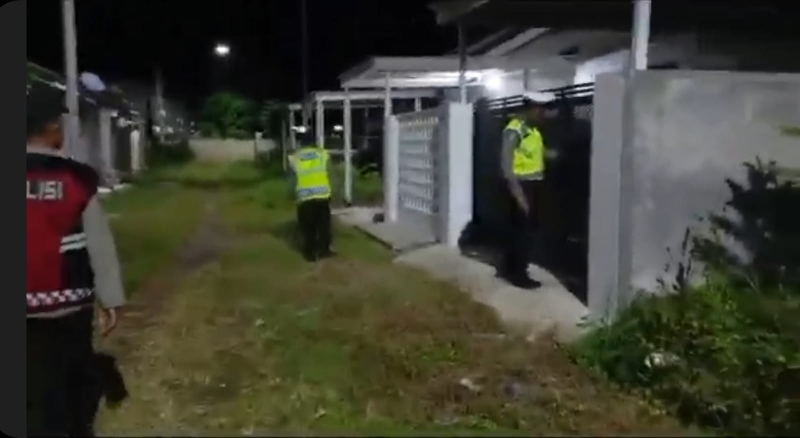Anggota Polsek Pemenang patroli ke rumah warga yang ditinggal mudik.