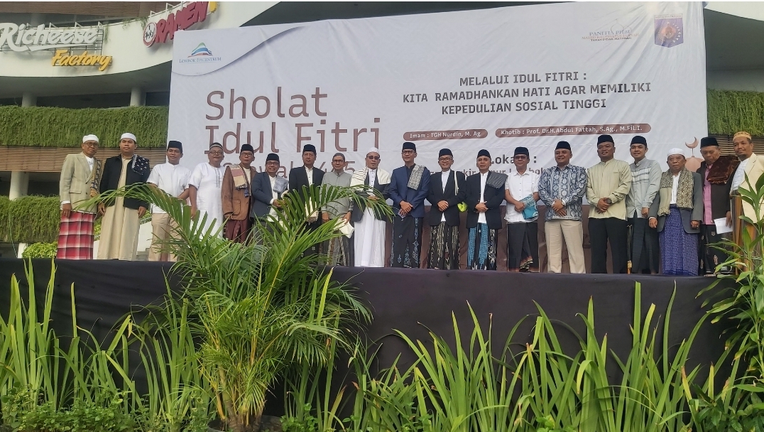 Forkopimda Pemkot Mataram bersama Management LEM usai gelar Salat Idul Fitri 1445H di parkir timur, Rabu (10/4).