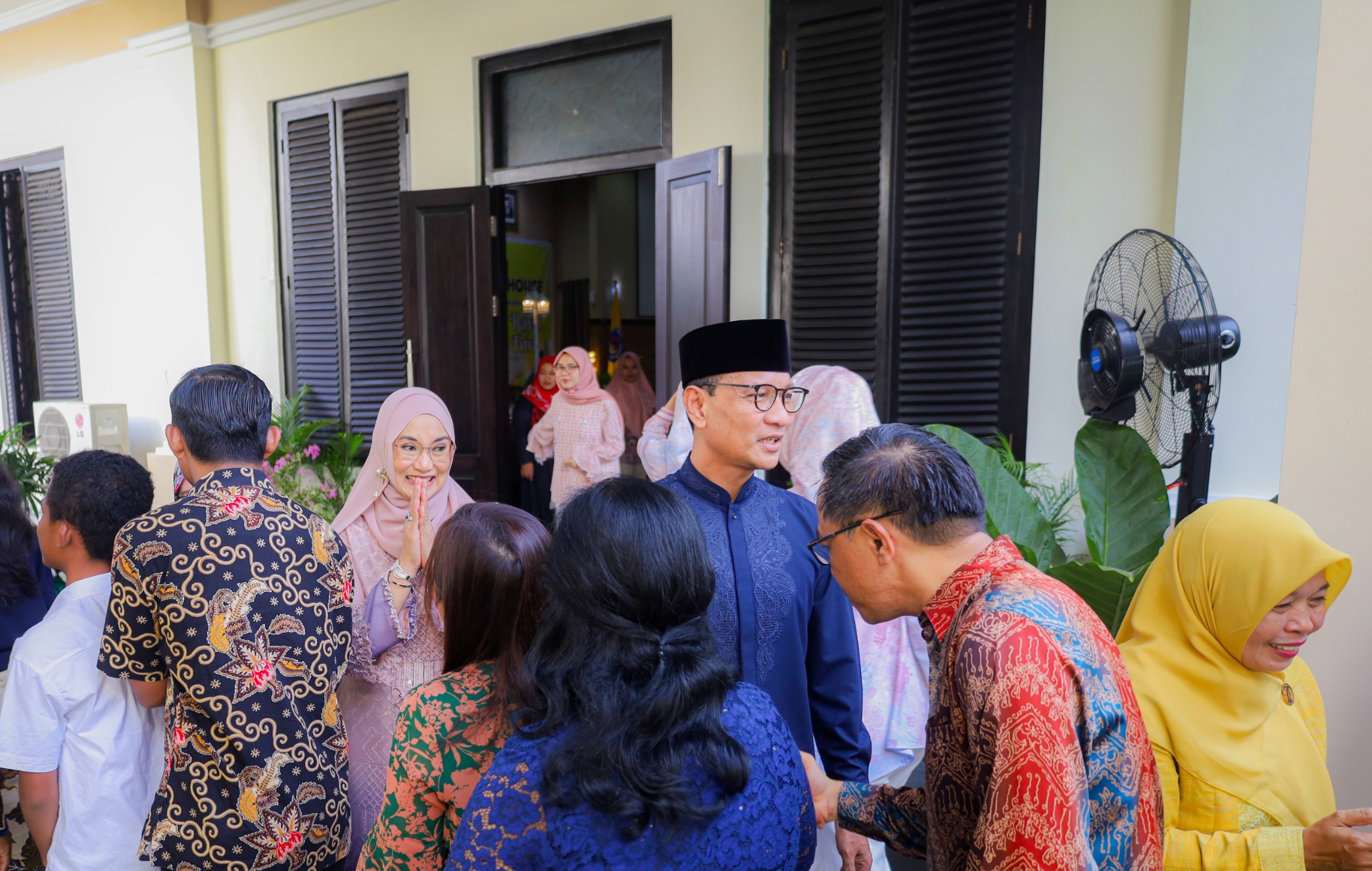 GUYUB: Wali Kota Mataram H Mohan Roliskana saat menerima tamu open house Pendopo Wali Kota Mataram.
