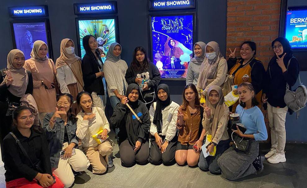 FOTO BERSAMA: Sejumlah ARMY Lombok melakukan kegiatan foto bersama usai nonton bareng film SUGA BTS &ldquo;Agust D Tour D-Day the Movie&rdquo; di bioskop CGV Transmart, Mataram, Rabu (10/4).