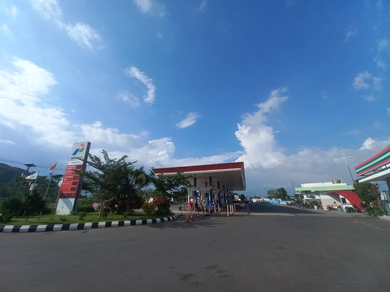 KONSUMSI BBM NAIK: Aktivitas pengisian BBM di SPBU Gerung, Lombok Barat.