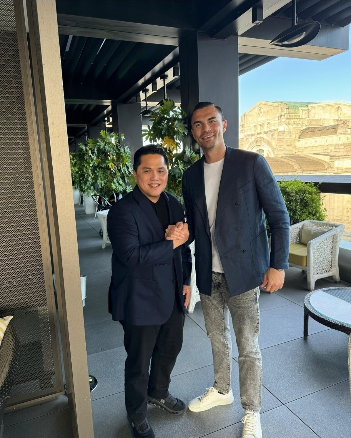 Ketum PSSI Erick Thohir bersama kiper Inter Milan keturunan Indonesia Emil Audero Mulyadi. (FOTO: Instagram Erick Thohir)
