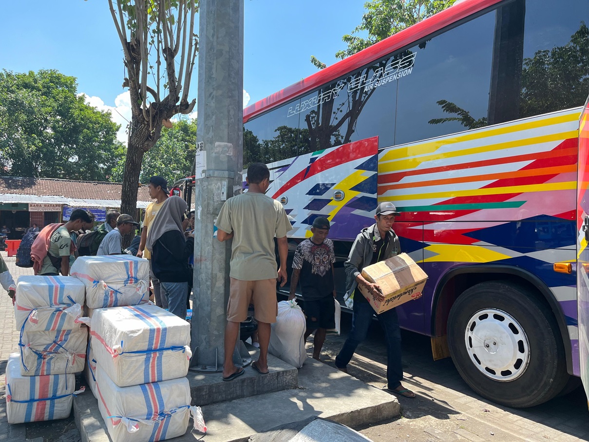 KEMBALI KE PERANTAUAN: Sejumlah penumpang mengeluarkan barang bawaannya, yang telah dibawa dari kampung halaman, ketika tiba di Terminal Tipe A Mandalika, kemarin (15/4). (FOTO: YUYUN/LOMBOK POST)