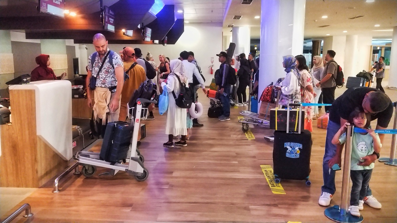 TIDAK MENUMPUK: Puluhan calon penumpang pesawat check-in tiket sebelum boarding pesawat di BIZAM, Senin (15/4). (FOTO: DEWI/LOMBOK POST)