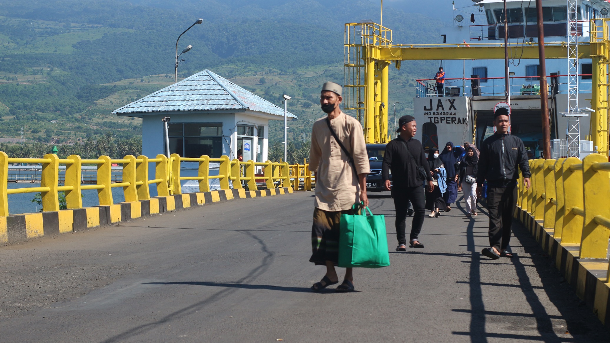 BALIK: Warga Lombok yang balik dari Pulau Sumbawa saat arus balik di Pelabuhan Kayangan, Lombok Timur, Senin (15/4). (FOTO: SUPARDI/LOMBOK POST&nbsp;)