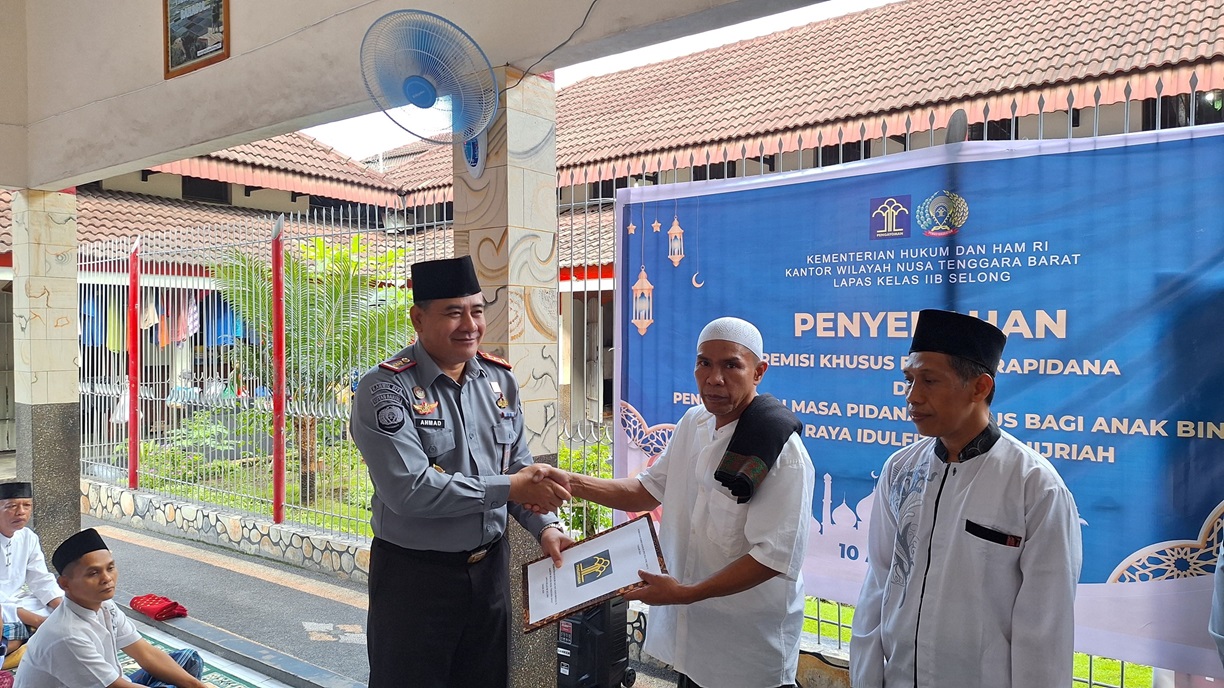 SERAHKAN: Kalapas Kelas IIB Selong saat memberikan remisi kepada salah seorang narapidana setelah salat idul Fitri secara simbolis pada Rabu (10/4) lalu. (FOTO: LAPAS SELONG)