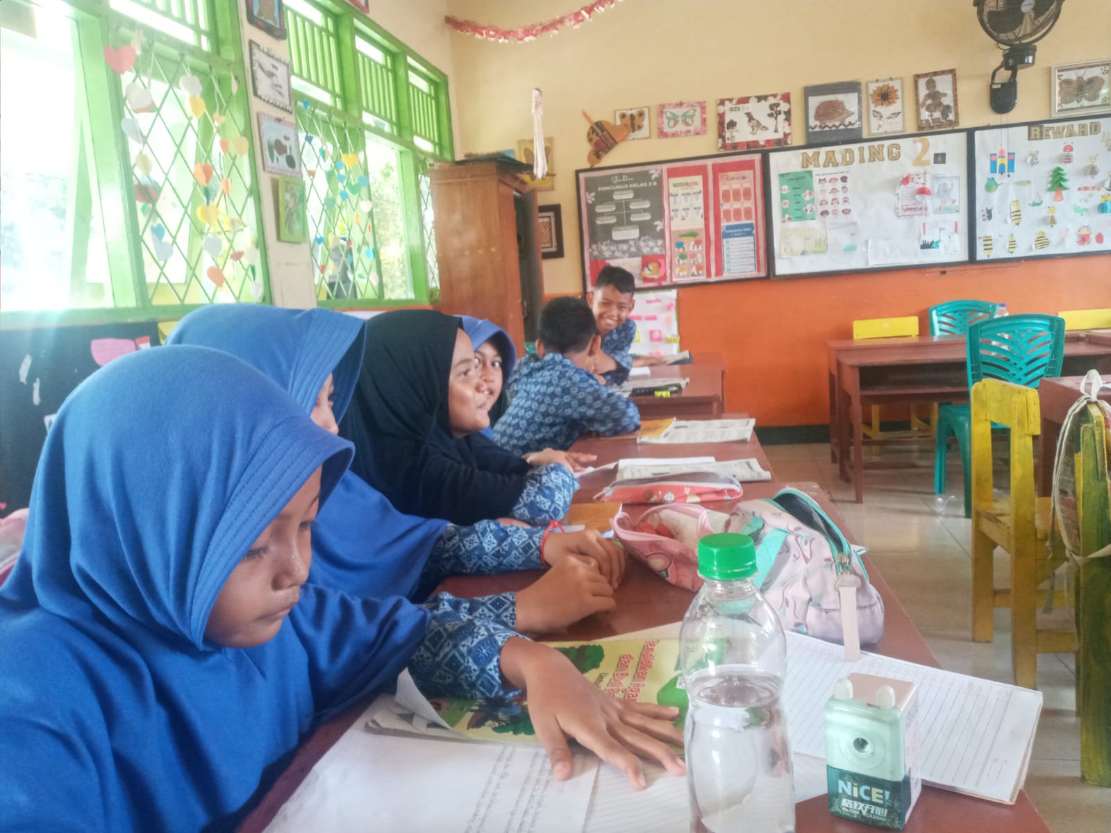SERIUS: Murid SDN 19 Cakranegara melaksanakan kegiatan belajar mengajar, belum lama ini.
