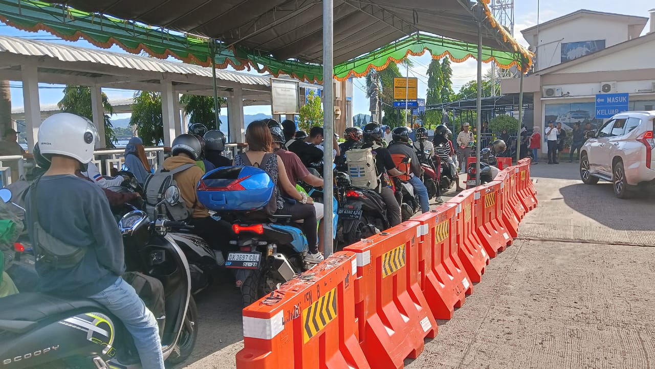 BALIK: Antrean panjang penumpang di Pelabuhan Lembar saat arus balik lebaran, beberapa waktu lalu.