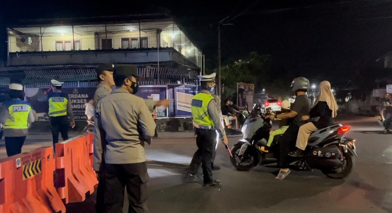 PENGAMANAN: Tim Polres Lombok Barat sedang melakukan pengamanan lalu lintas, beberapa waktu lalu.