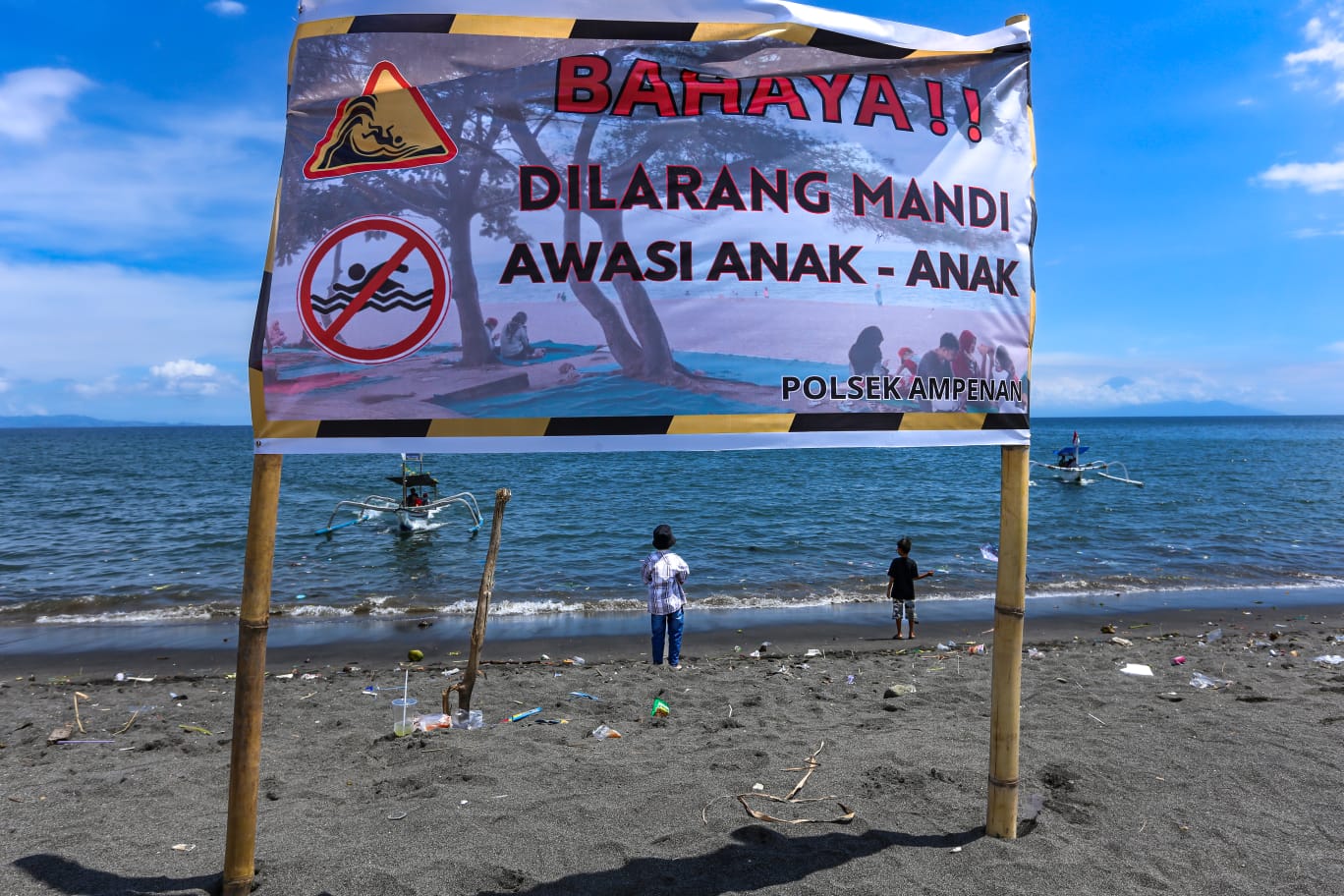 IMBAUAN: Seorang anak berdiri di pinggir pantai Loang Baloq, Kota Mataram.