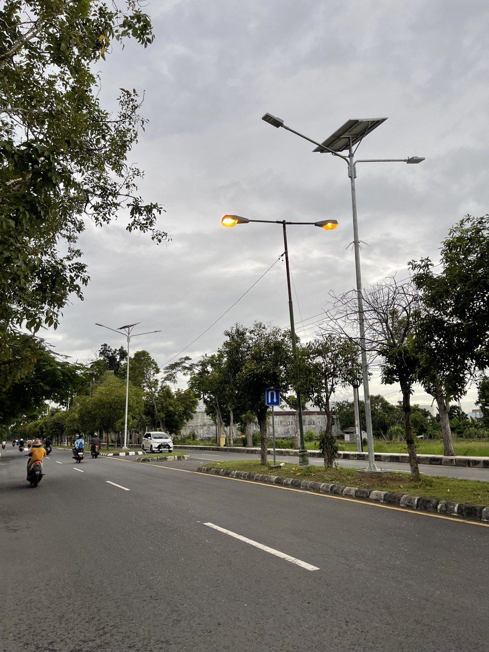 MENYALA: PJU Solar Sell yang terpasang di samping PJU konvensional dalam kondisi menyala.