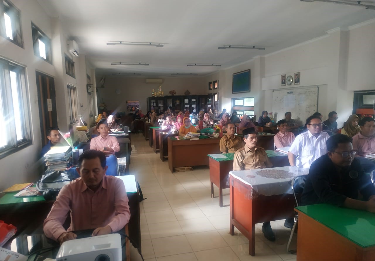 RAPAT: Para guru SMPN 6 Mataram melaksanakan rapat pada hari pertama masuk sekolah setempat, kemarin
