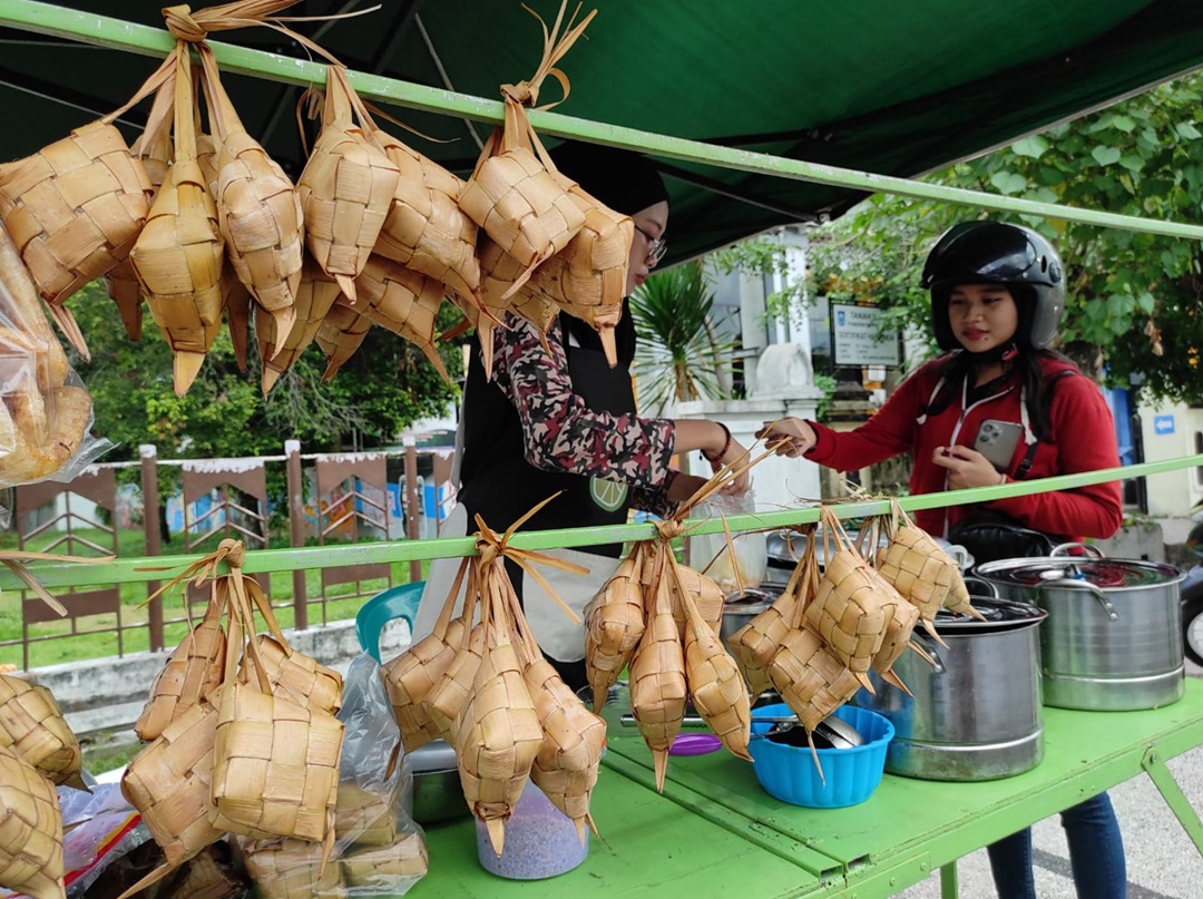 CUAN BESAR: Salah satu penjual ketupat di pinggir jalan raya kawasan Punia, Kota Mataram, kemarin (17/4).(FERIAL/LOMBOK POST)