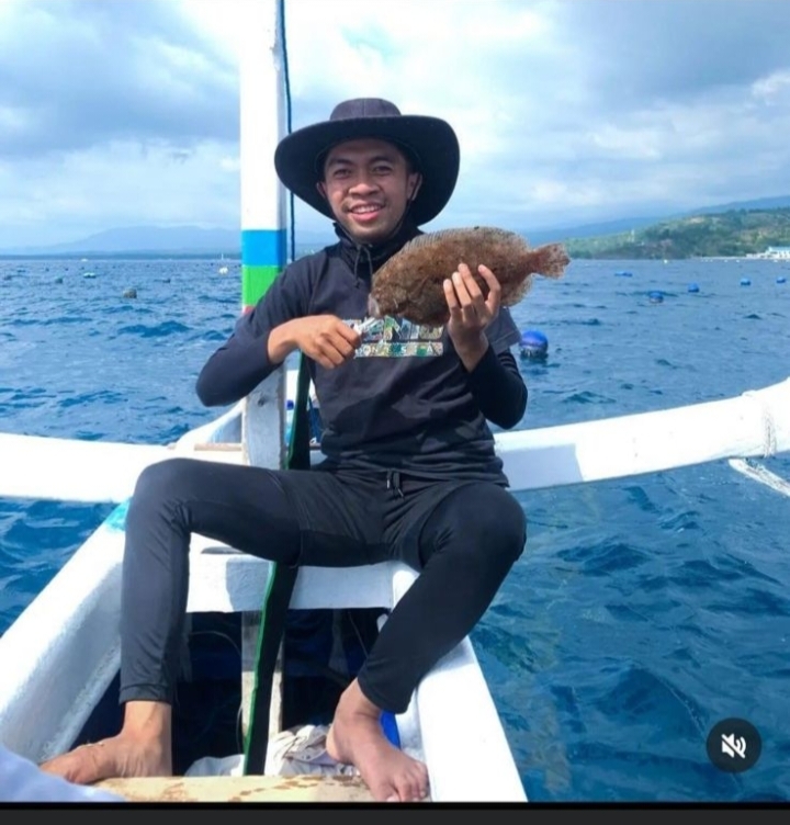 Unggahan foto dr Wisnu saat memancing ikan ditengah laut pada beberapa waktu lalu oleh pihak keluarga.