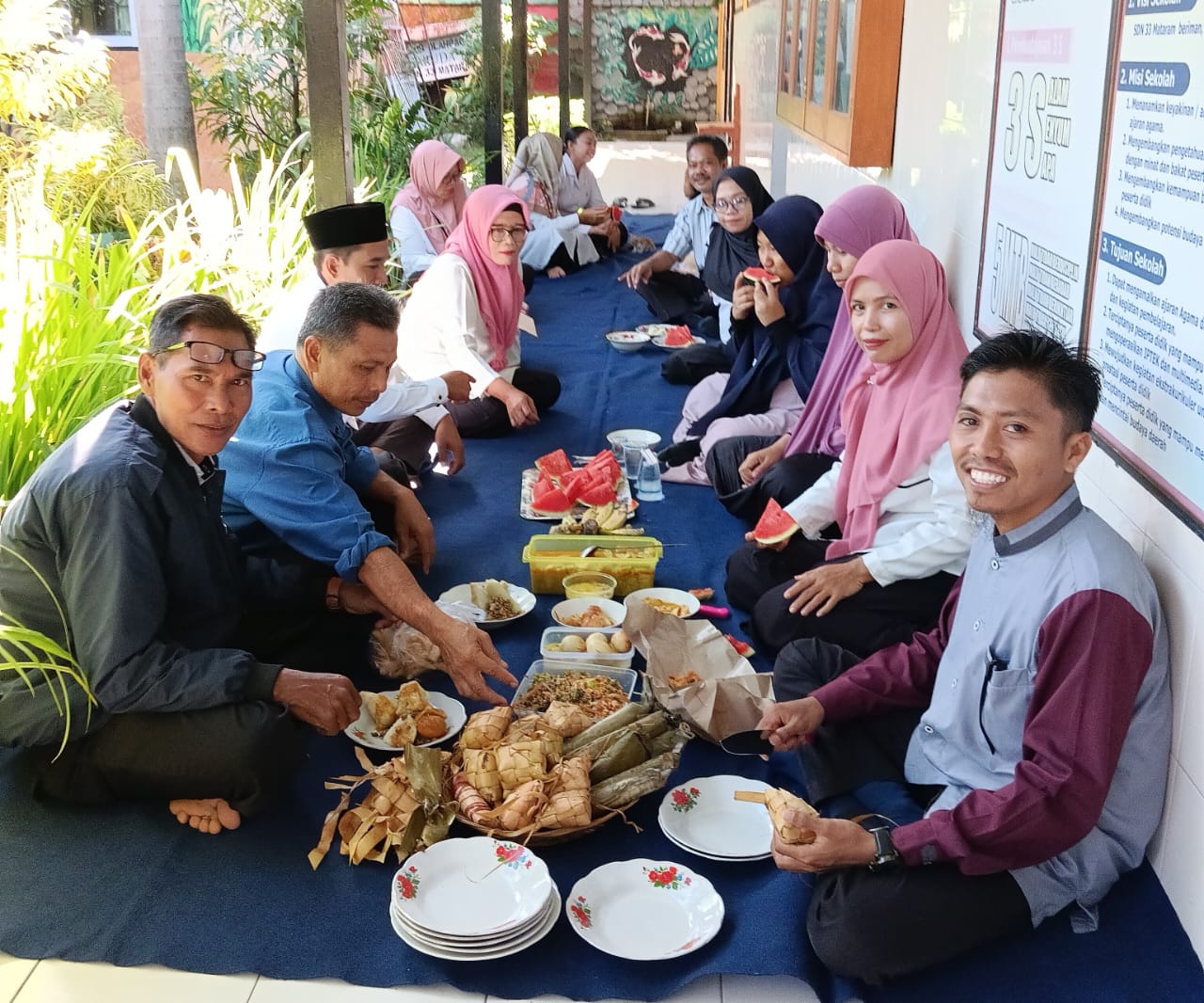 BANGUN KEBERSAMAAN: Guru SDN 33 Mataram merayakan Lebaran Topat di sekolah setempat, kemarin.
