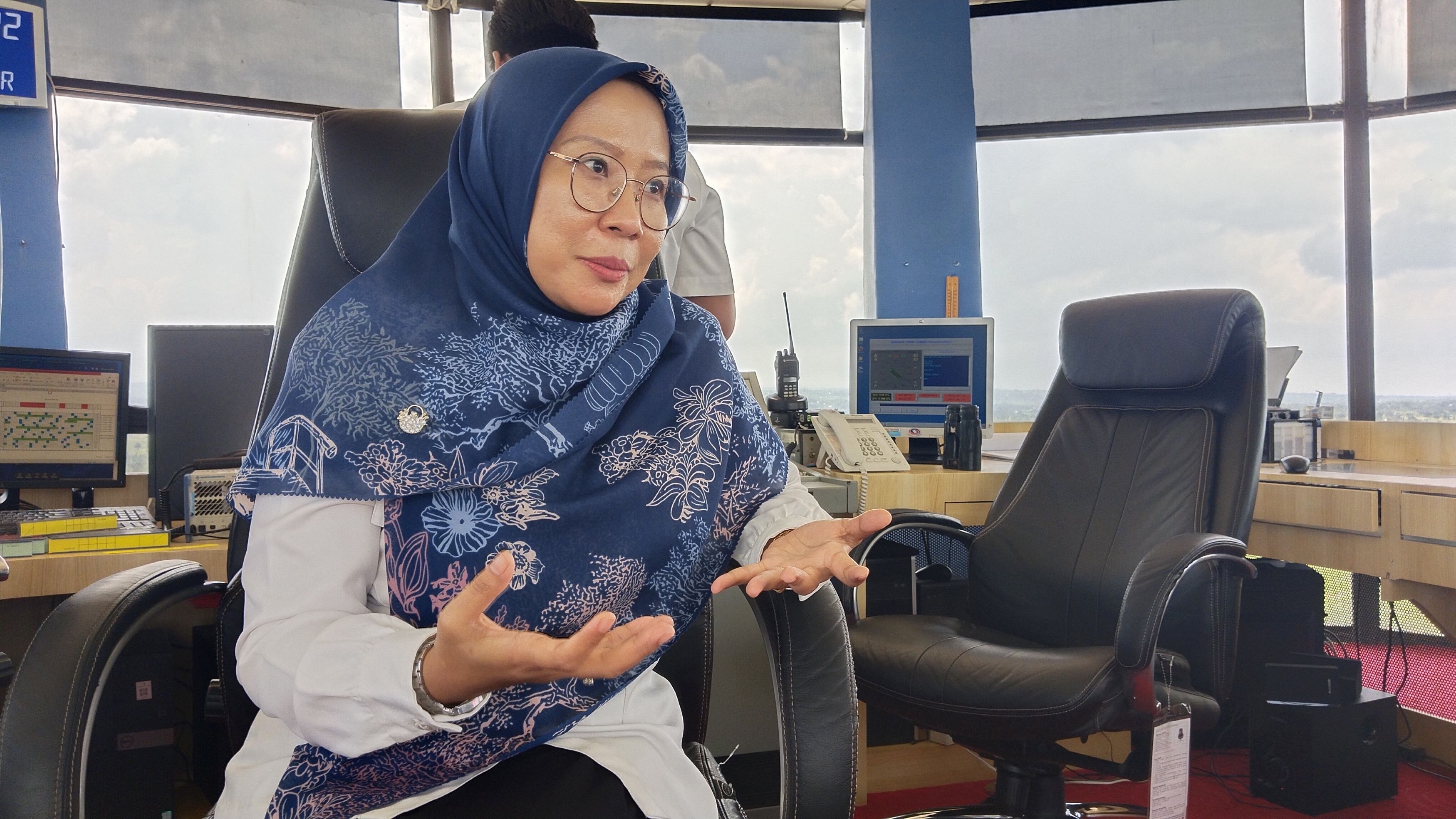 Sinta Timur petugas ATC AirNav Indonesia Cabang Lombok menceritakan pengalamannya menjaga lalu lintas dilangit BIZAM.