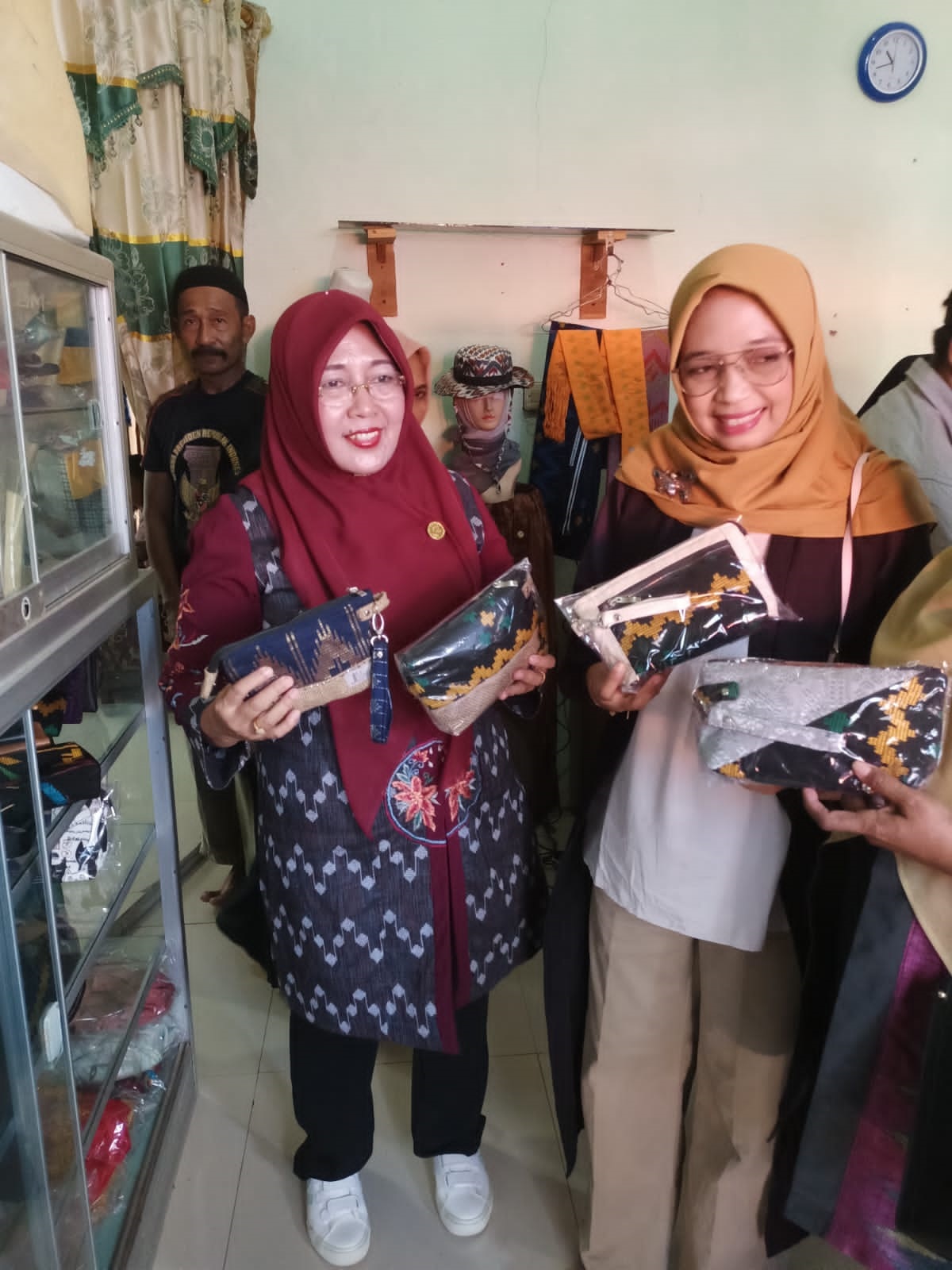 Ketua Dekranasda Provinsi NTB Hj Lale Prayatni didampingi Kadis Perdagangan NTB Baiq Nelly Yuniarti saat mengunjungi sentra perajin tenun Ju Palibelo di Kabupaten Bima, kemarin (19/4).