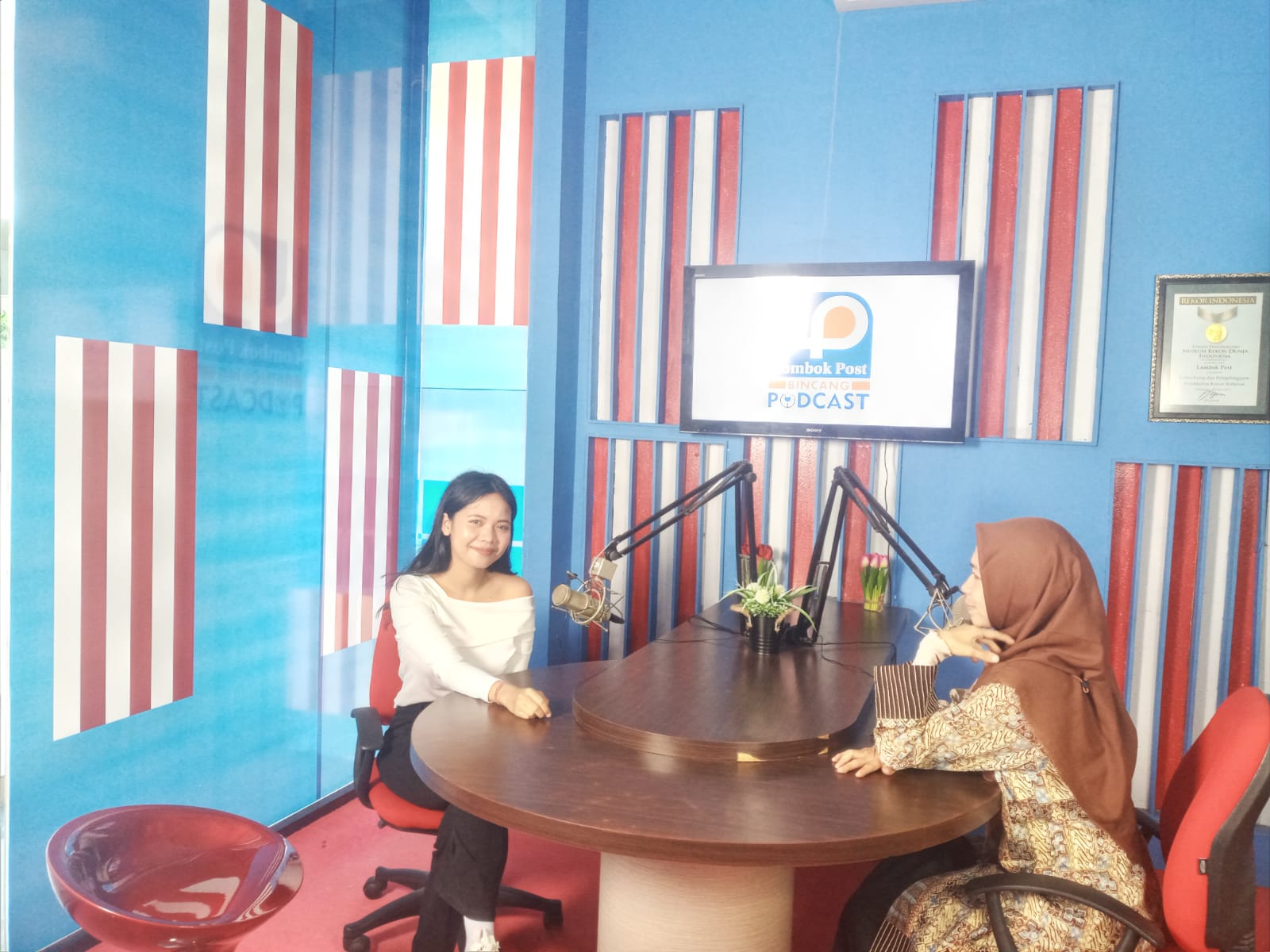 BINCANG-BINCANG: Baiq Cici Dwi Artasih (kiri) bersama Sekretaris Redaksi Lombok Post Baiq Farida usai podcast di di Graha Pena Lombok, Kamis (18/4) lalu.