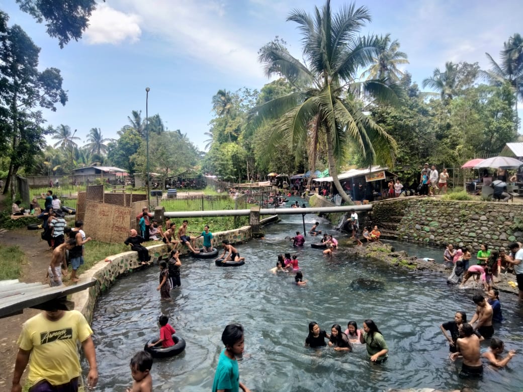 RAMAI: Rombongan masyarakat saat datang berlibur ke pemandian Ranget, beberapa waktu lalu.