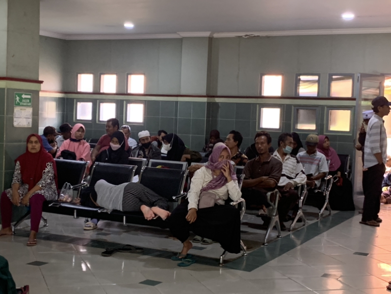 MENUNGGU: Sejumlah pasien RSUD Tripat sedang mengantri di ruang tunggu untuk check up, beberapa waktu lalu.