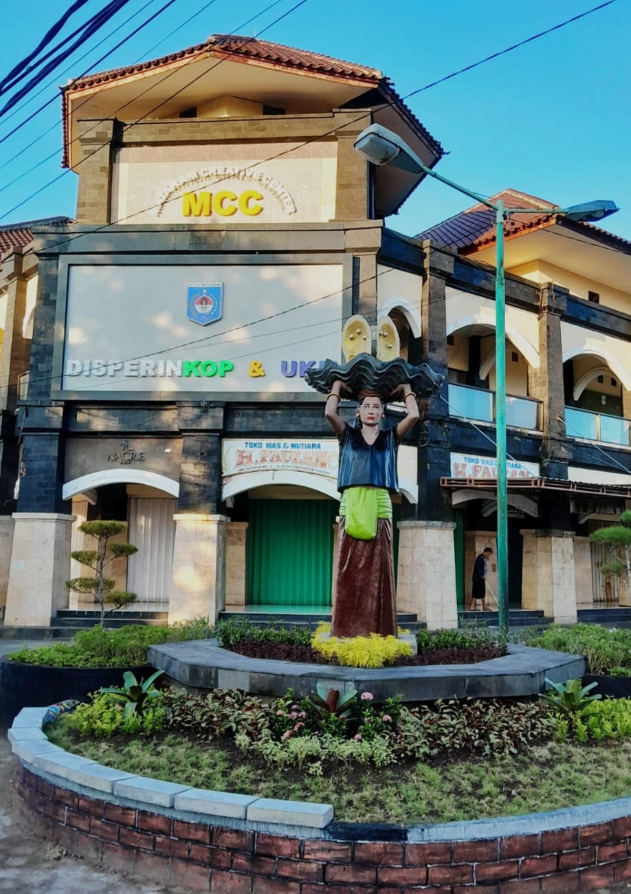 CERAH: Patung Dedare Sasak di depan MCC yang telah dicat ulang sebagai bagian dari upaya menghidupkan suasana MCC.