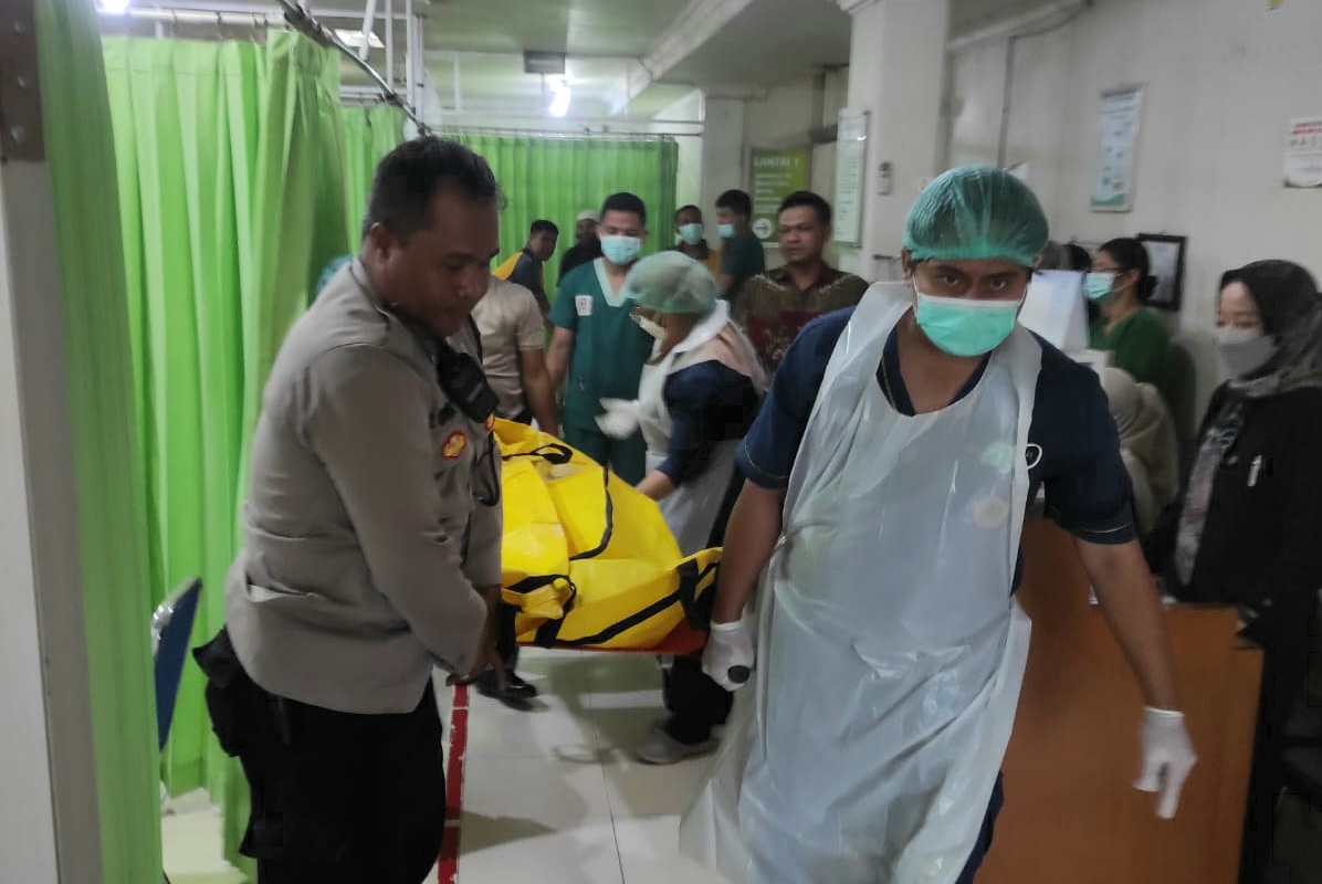 NKA, perempuan 33 tahun asal Lingkungan Sindu Kelurahan Cakranegara Utara Kota Mataram meregang nyawa Sabtu (20/4) sekitar pukul 07.30 Wita diduga ditikam mantan suaminya.