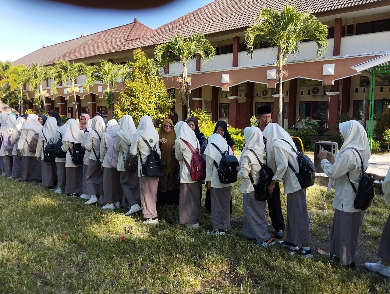 SALING MEMAAFKAN: Para guru dan siswa MAN Lobar saling memaafkan pada acara halal-bihalal di halaman madrasah setempat, Kamis (18/4) lalu.